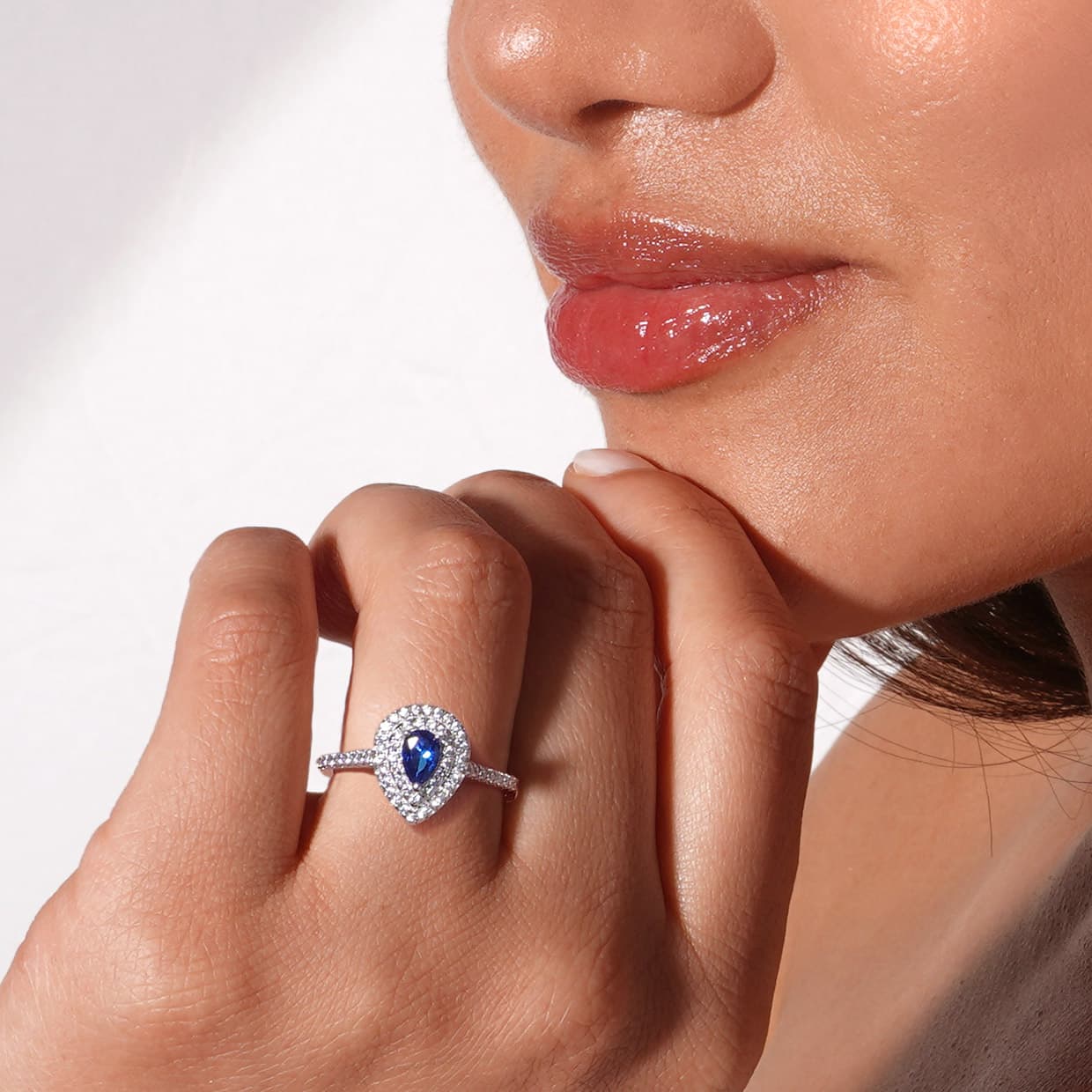 Delphi blå pear cut forlovelsesring med dobbelt diamant halo