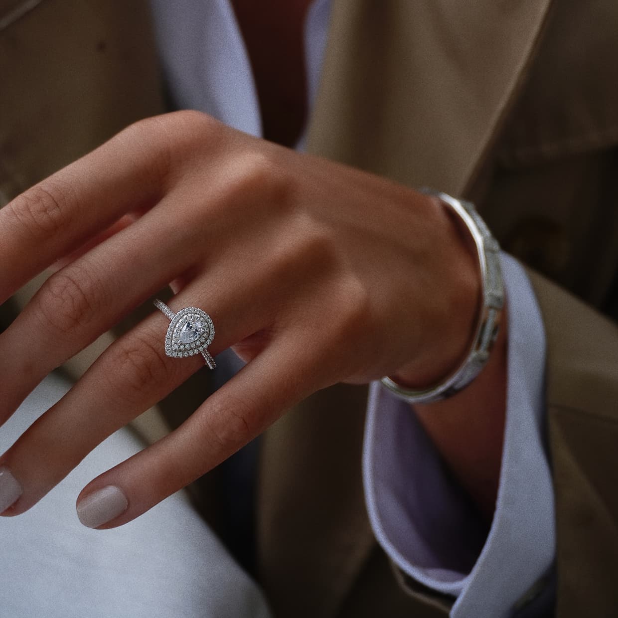 Sicily pæreformet forlovelsesring med safir og dobbelt diamanthalo