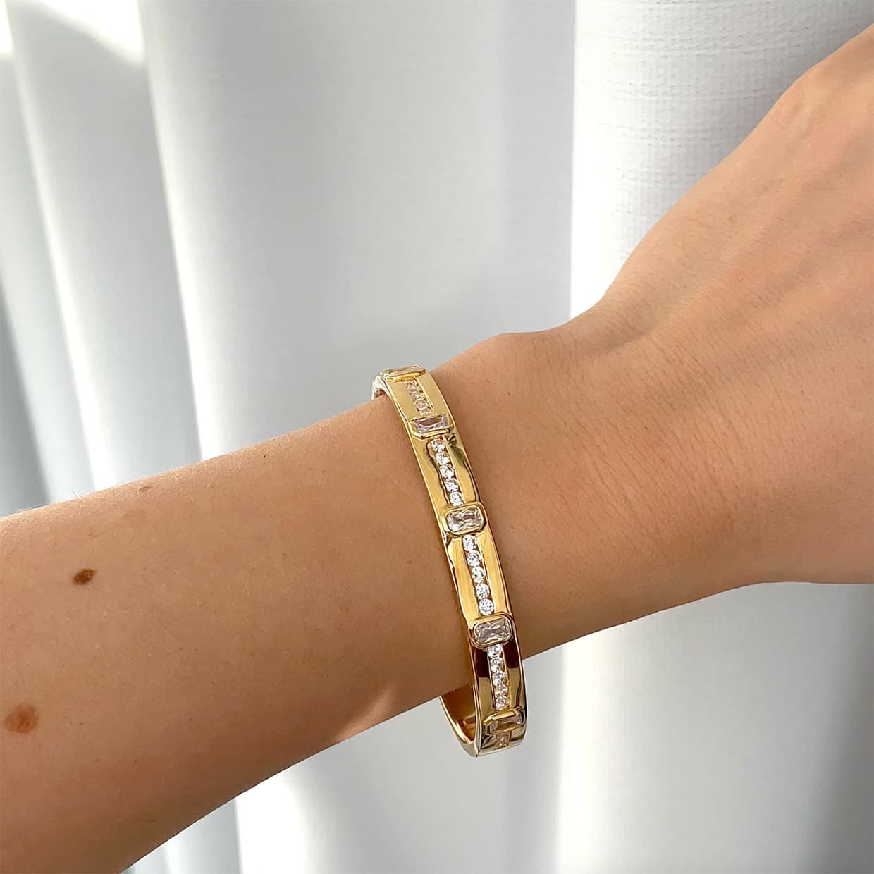 A bangle i forgyldt sterlingsølv