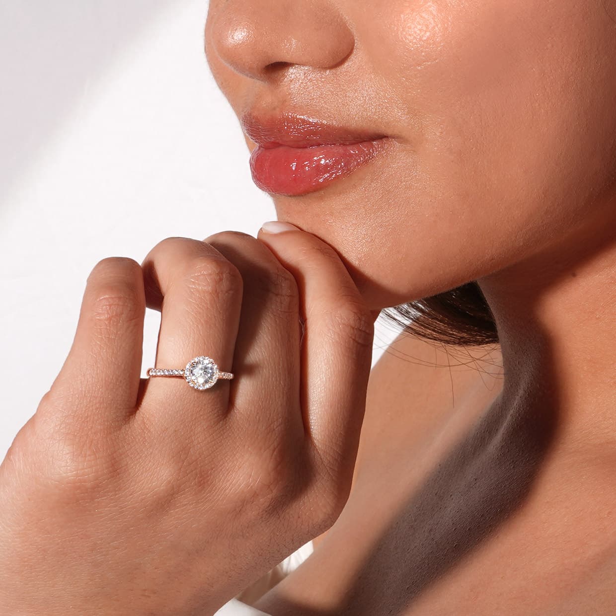 Casanova forlovelsesring med hvid rund safir og diamant halo