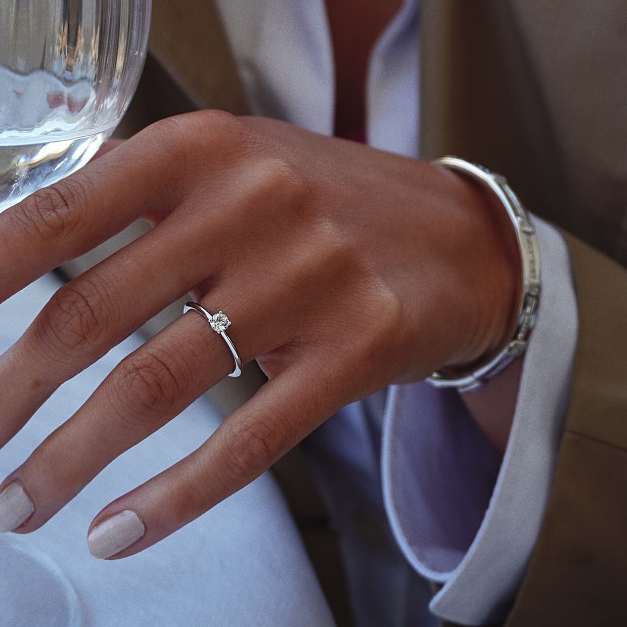 Paris rund diamant solitaire forlovelsesring i hvidguld