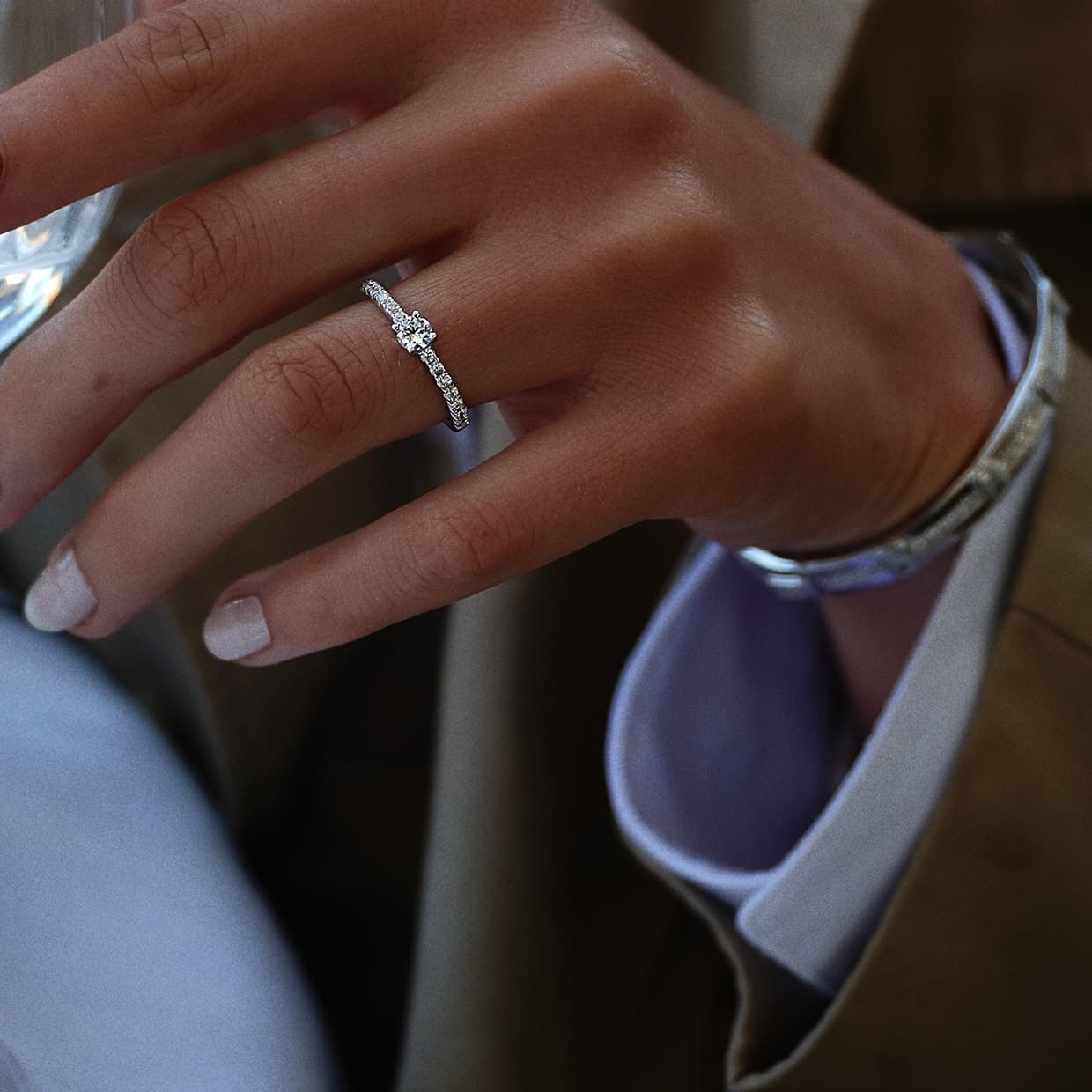 Amalfi klassisk rund diamant forlovelsesring i hvidguld