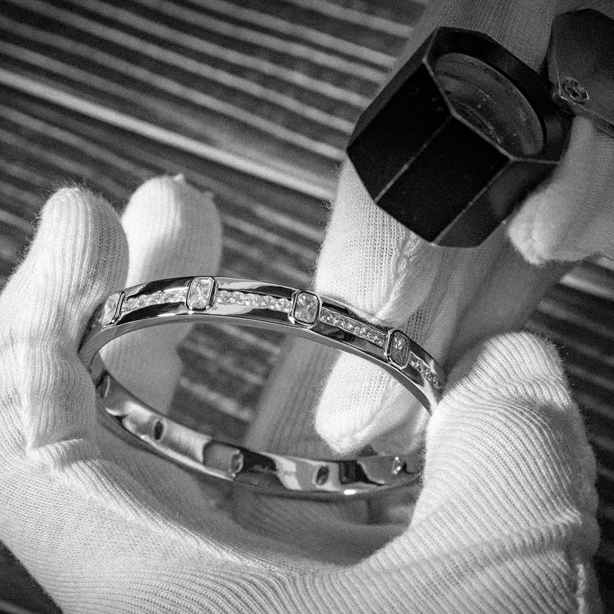 A bangle i forgyldt sterlingsølv