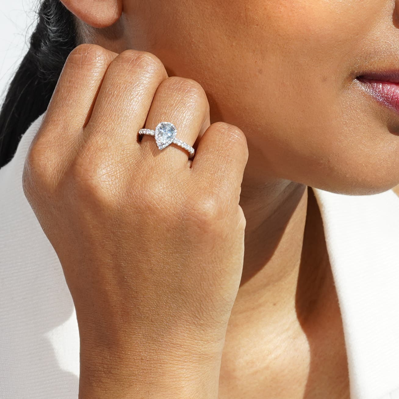 Oxford pæreformet halo ring i sølv med sten