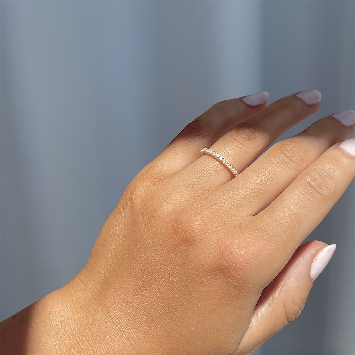 Alliancering med diamanter i hvidguld
