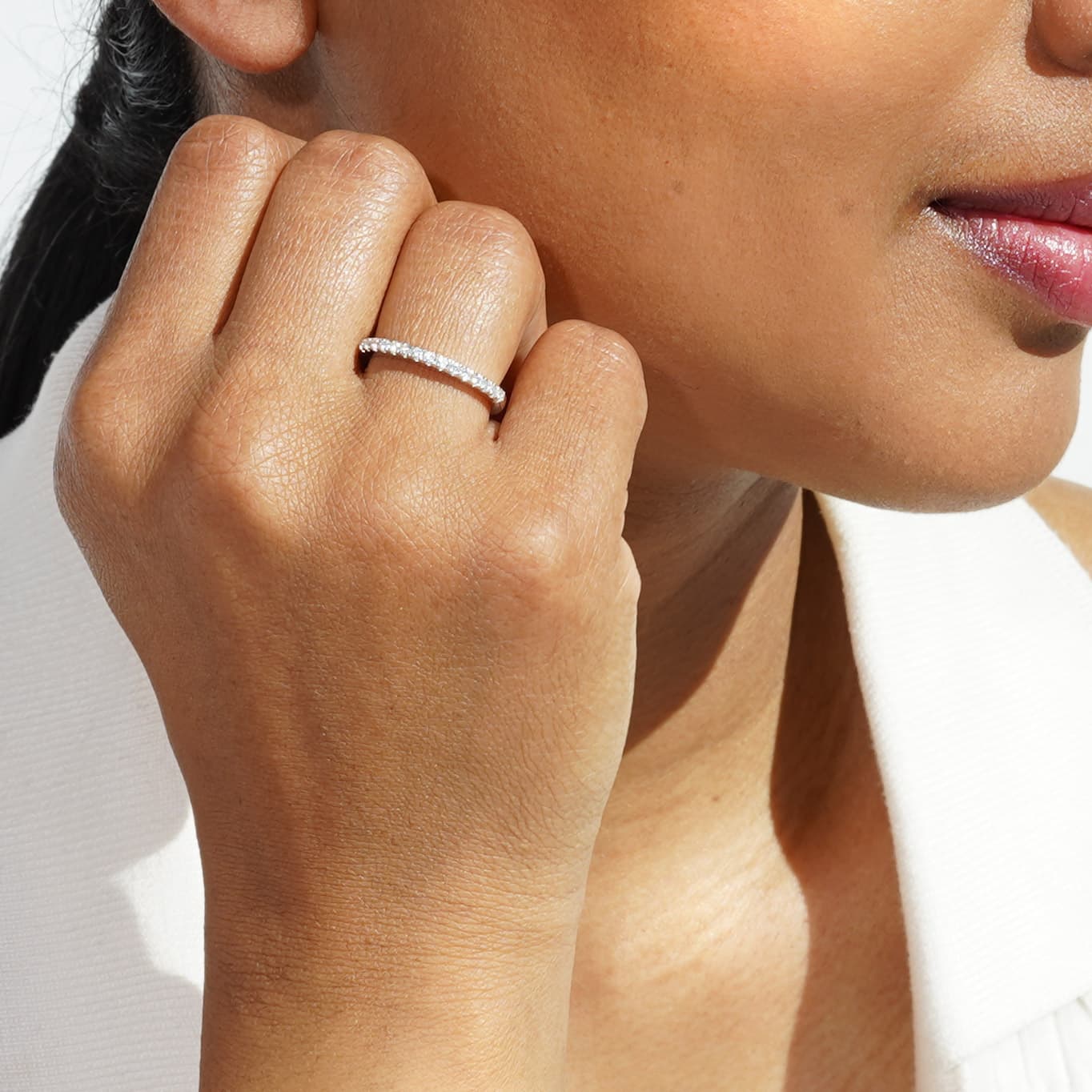 Alliancering med diamanter i hvidguld