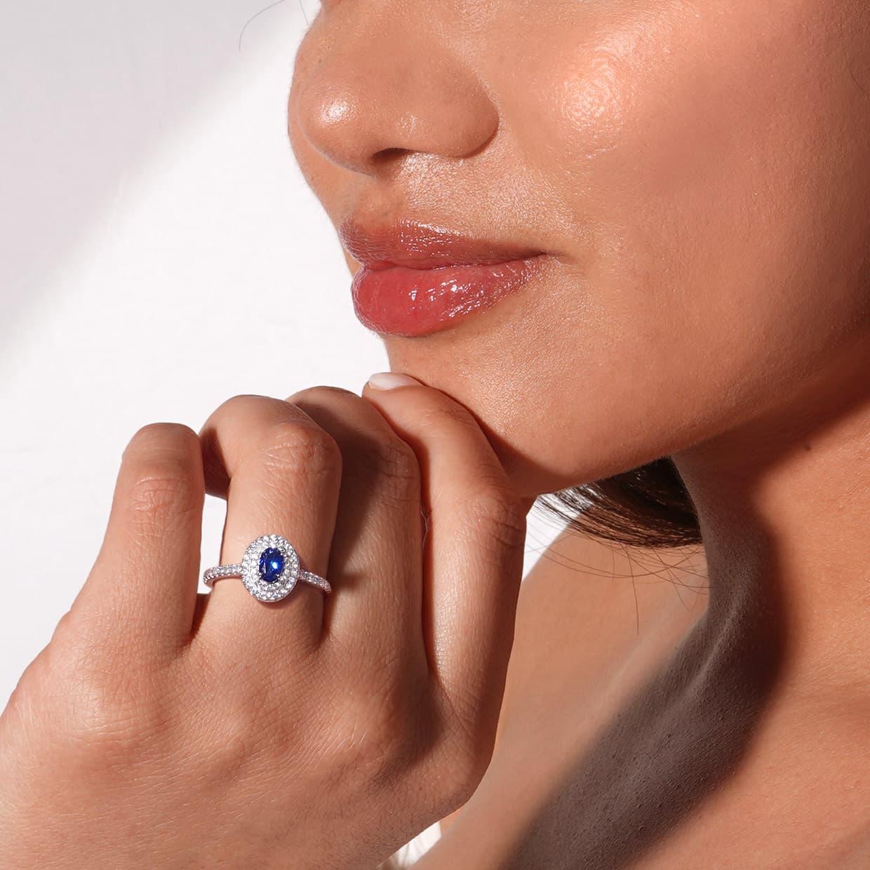 Winston forlovelsesring med blå oval safir og dobbelt diamant halo