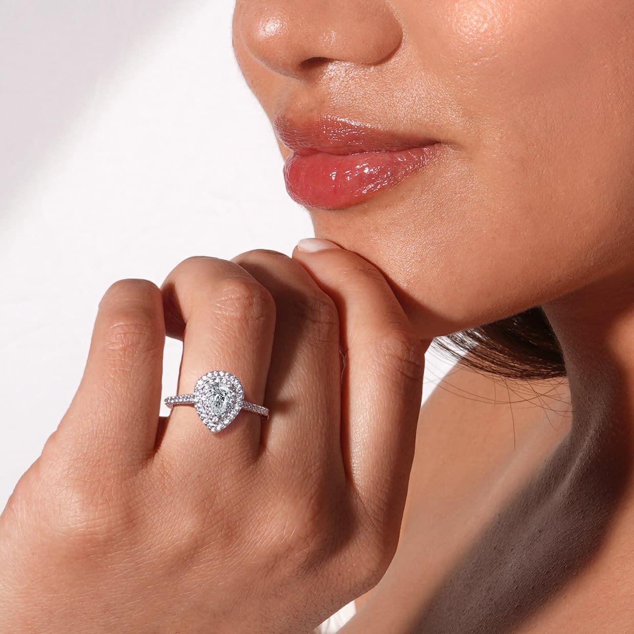 Loving dobbelt diamant halo forlovelsesring med pæreformet safir
