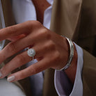 Isadora rund safir forlovelsesring med dobbelt diamant halo i guld