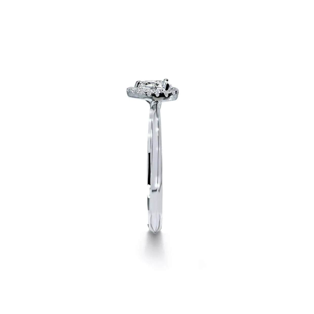 Milano pæreformet diamant forlovelsesring med diamant halo