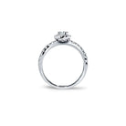 Klassisk rund halo forlovelsesring i hvidguld med diamantbånd