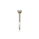 Capri solitaire forlovelsesring med rund diamant og diamantbånd
