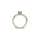 Capri solitaire forlovelsesring med rund diamant og diamantbånd
