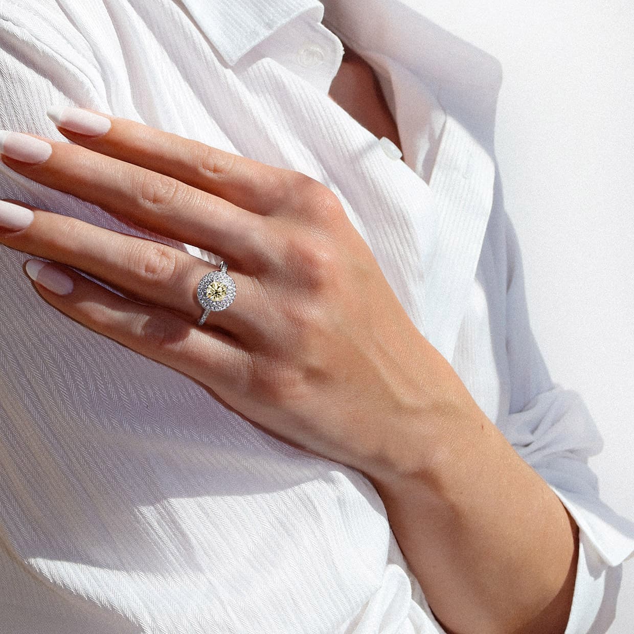 Dante rund gul safir forlovelsesring med dobbelt diamant halo