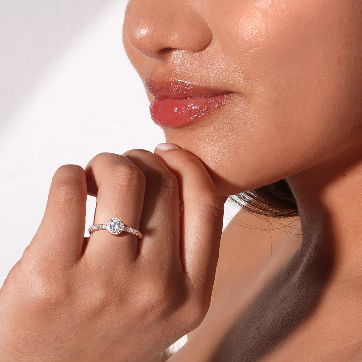 Palermo forlovelsesring i guld med diamant halo