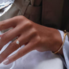 Rund halo diamant forlovelsesring i guld