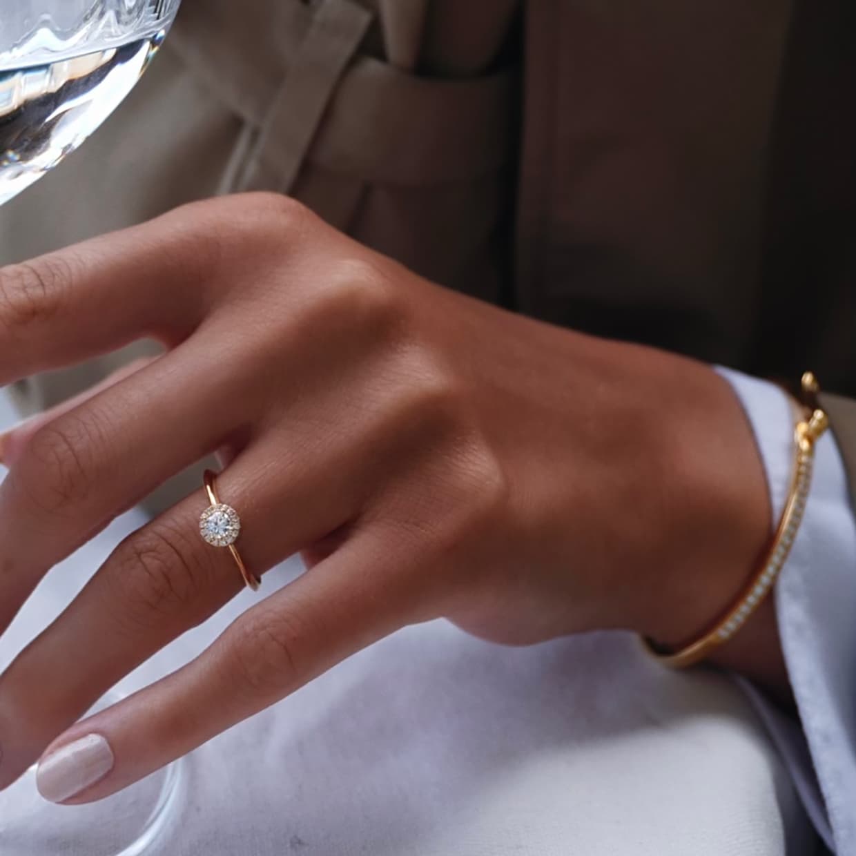 Oxford hvid halo ring med round cut i guld