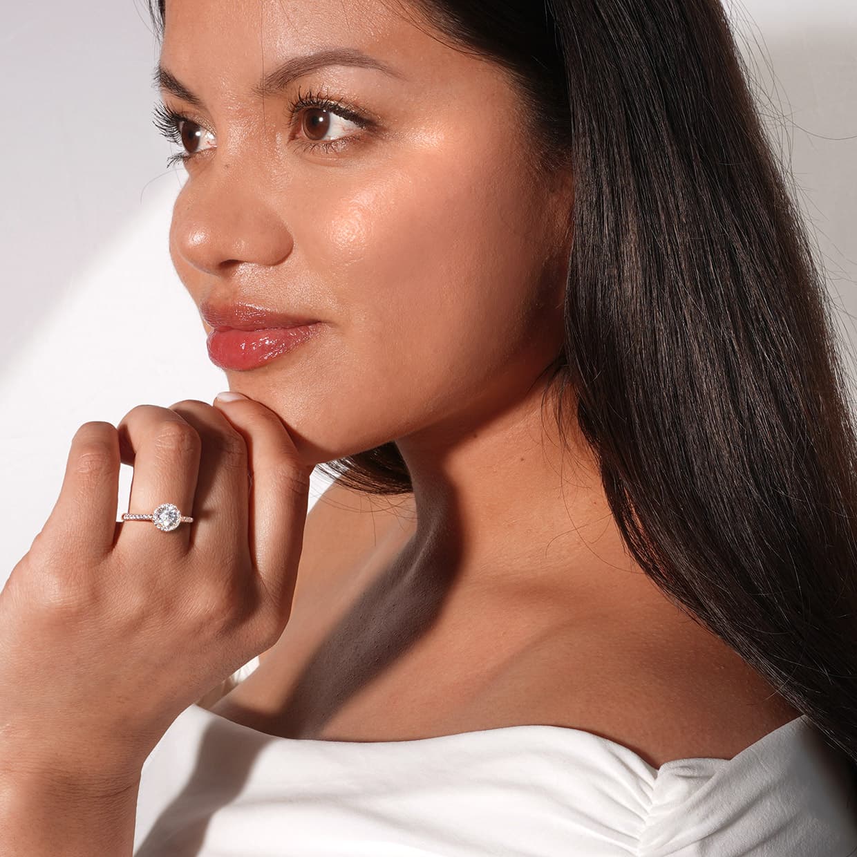 Casanova forlovelsesring med hvid rund safir og diamant halo