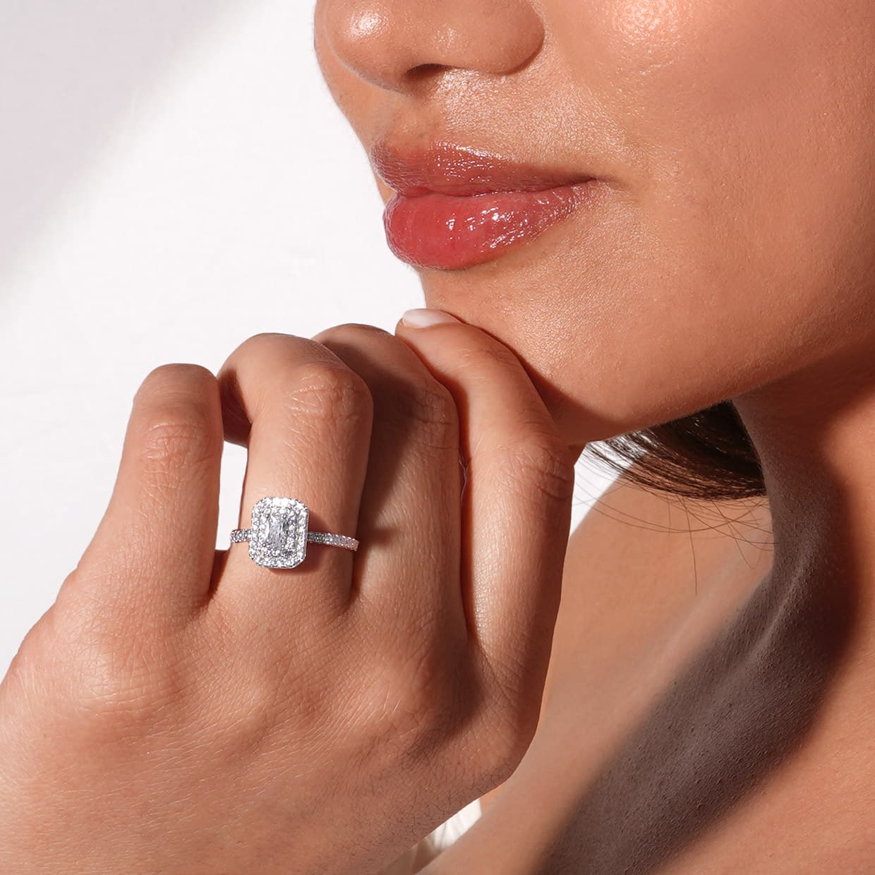 Corfu forlovelsesring med hvid emerald cut safir og diamanter