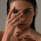 Amalfi klassisk rund diamant forlovelsesring i hvidguld