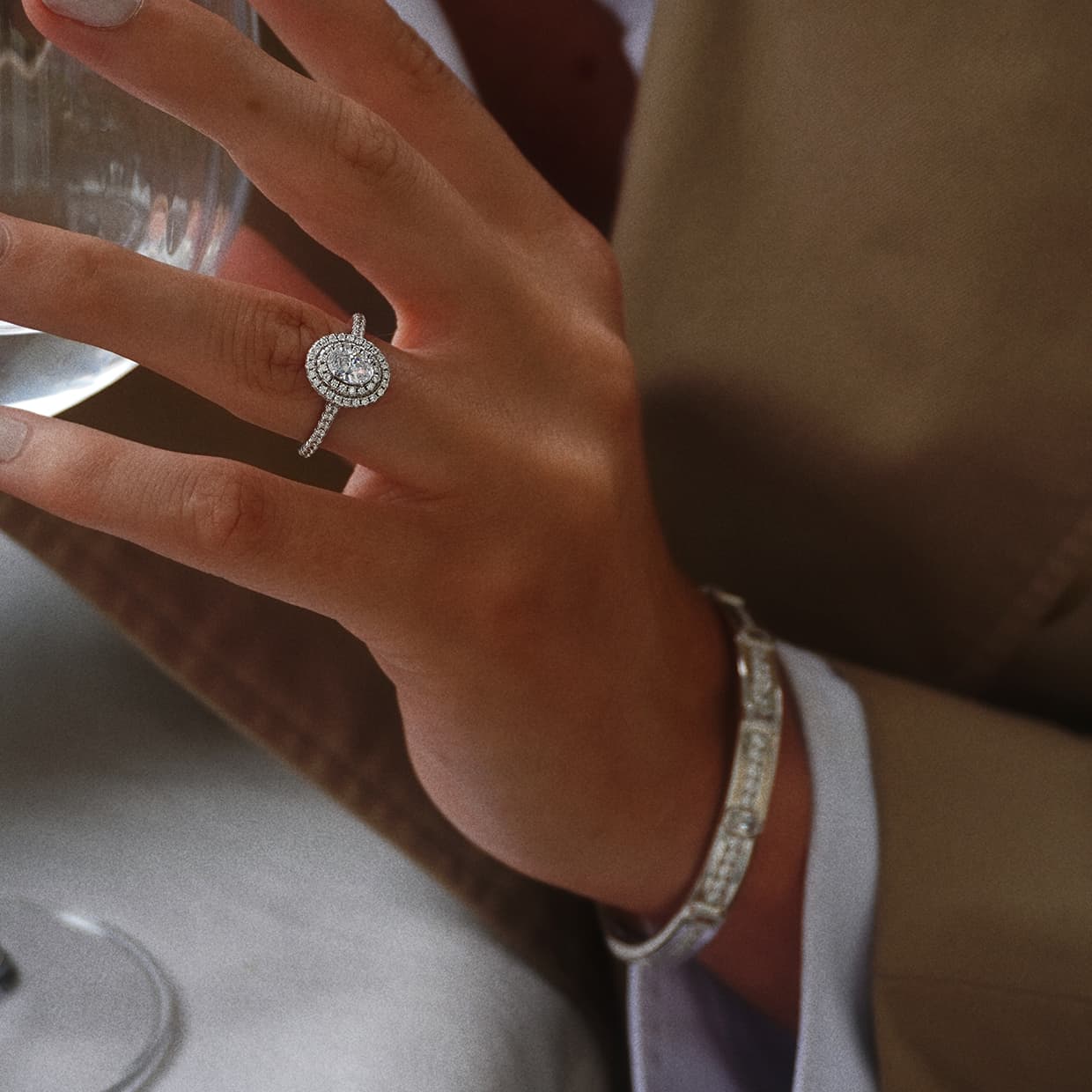 Aurora oval safir forlovelsesring med dobbelt diamant halo i hvidguld