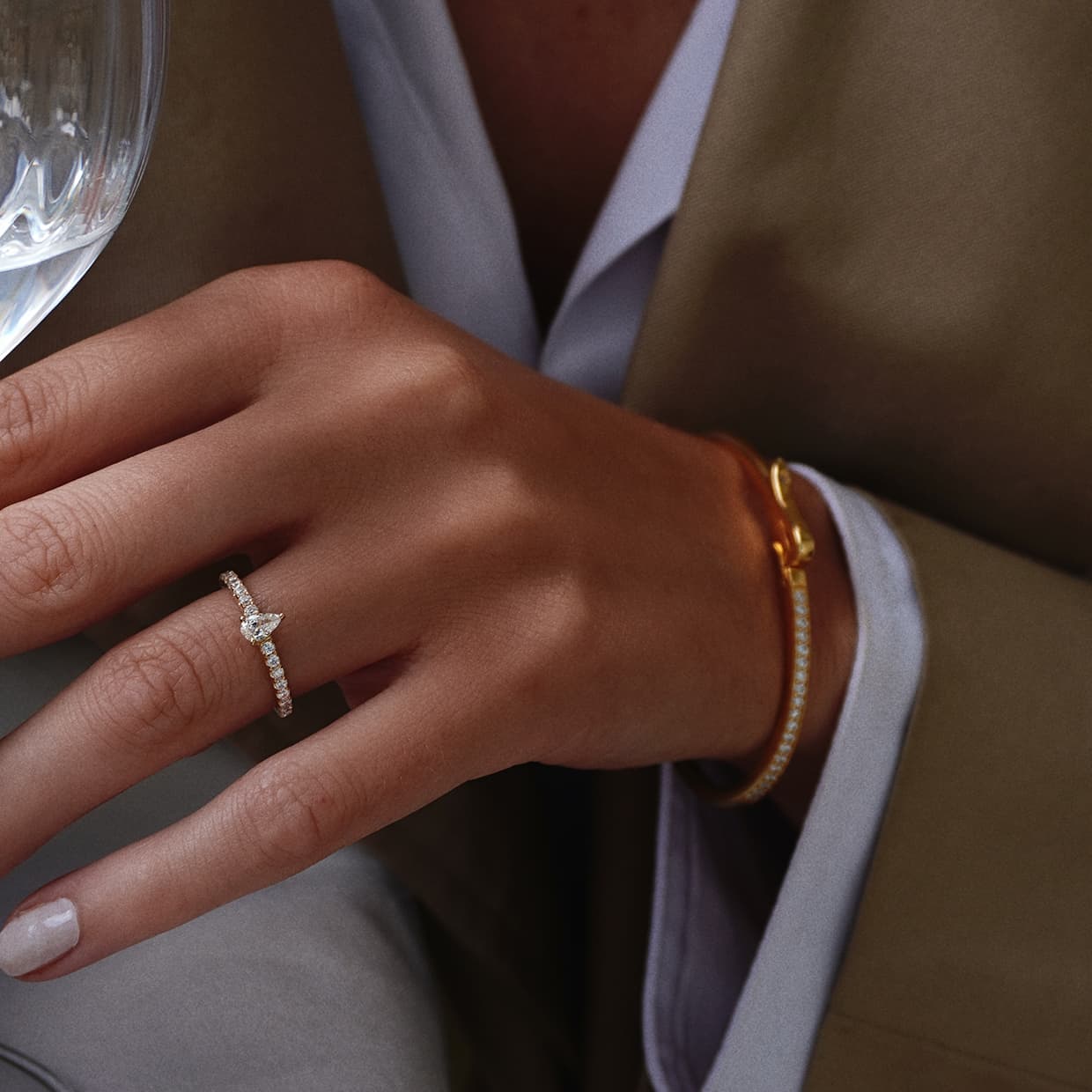 Oxford Pear Cut Solitaire ring i guld