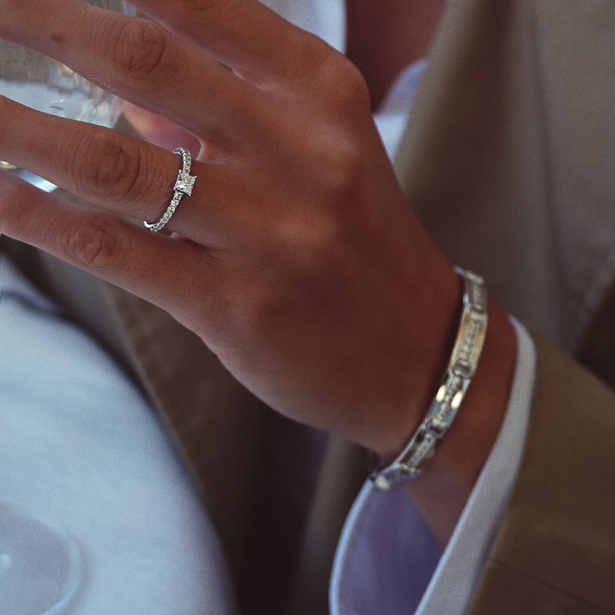 Romance solitaire forlovelsesring med hvid princess cut diamant