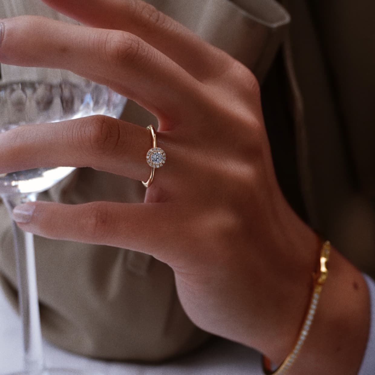 Oxford hvid halo ring med round cut i guld