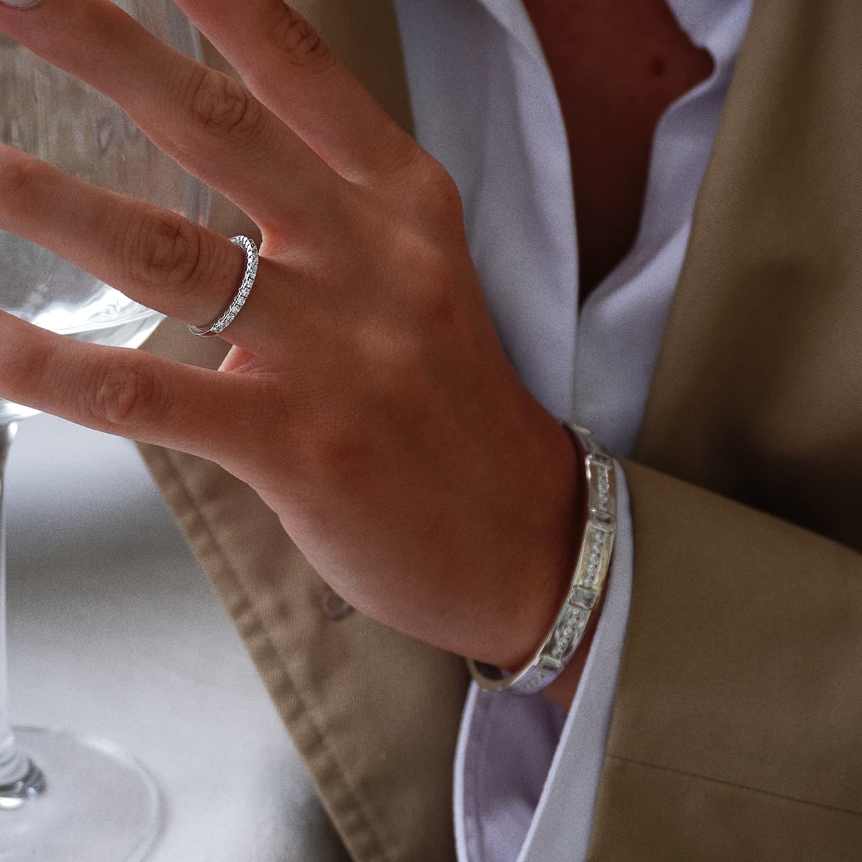 Alliancering med diamanter i hvidguld
