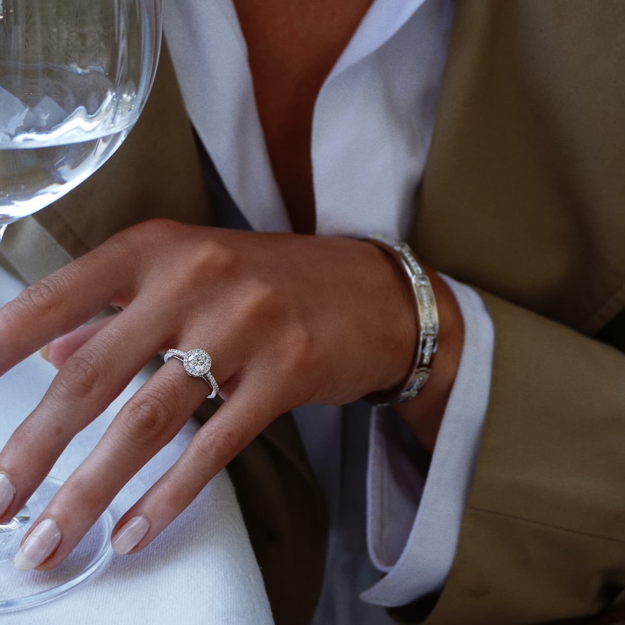 Casanova forlovelsesring med hvid rund safir og diamant halo