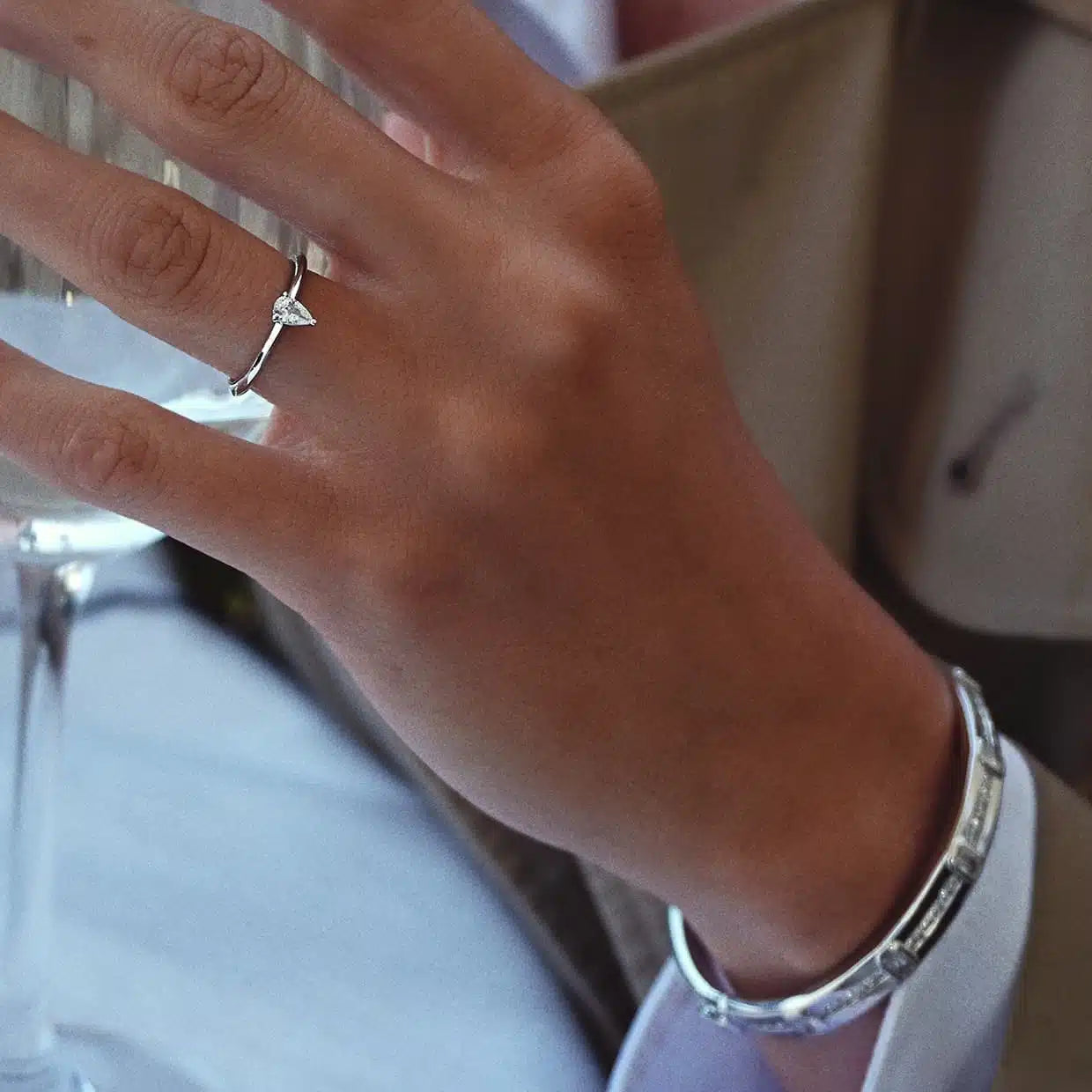Siena pæreformet diamant solitaire forlovelsesring i hvidguld