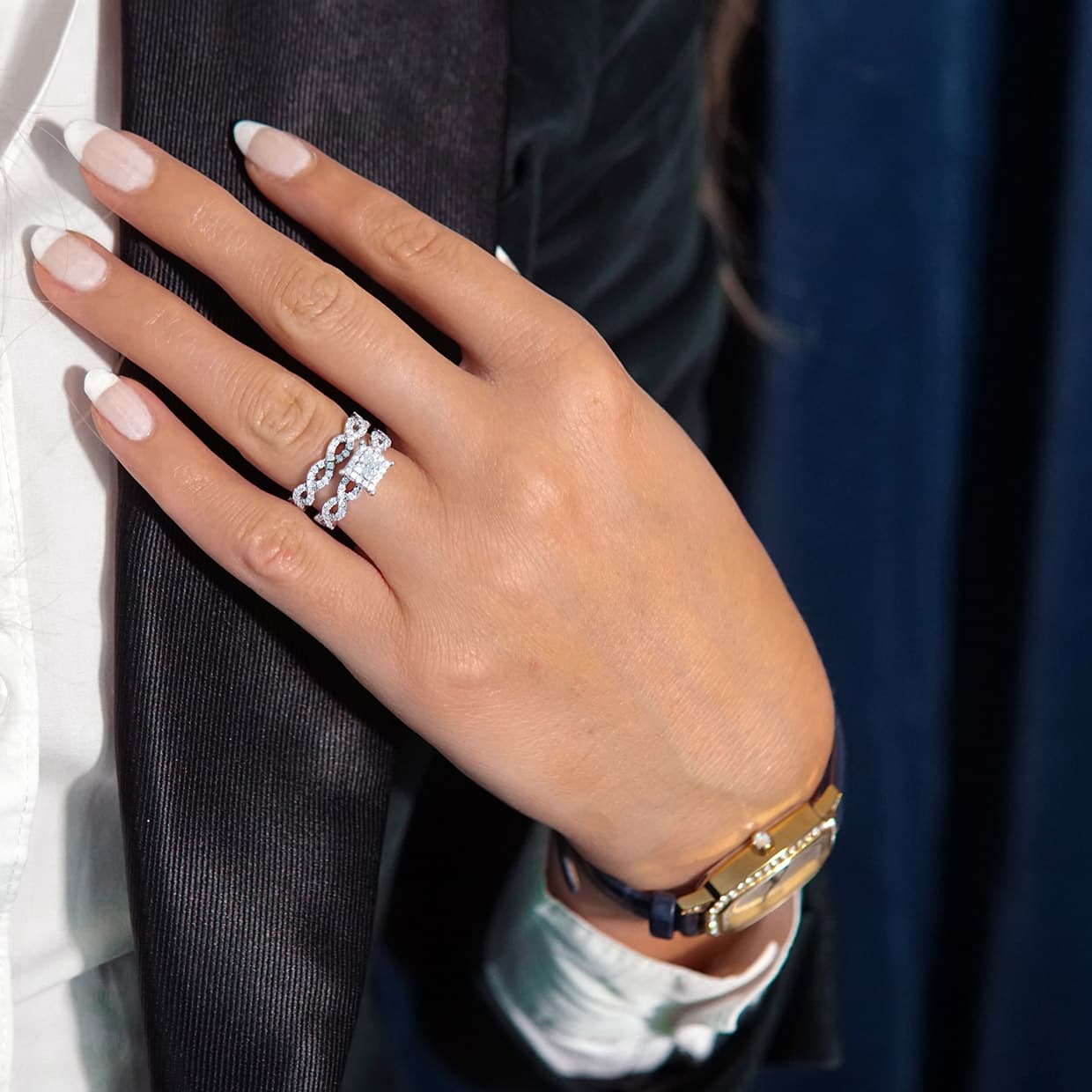 Amalia eternity twist forlovelsesring med firkantet safir og diamanter