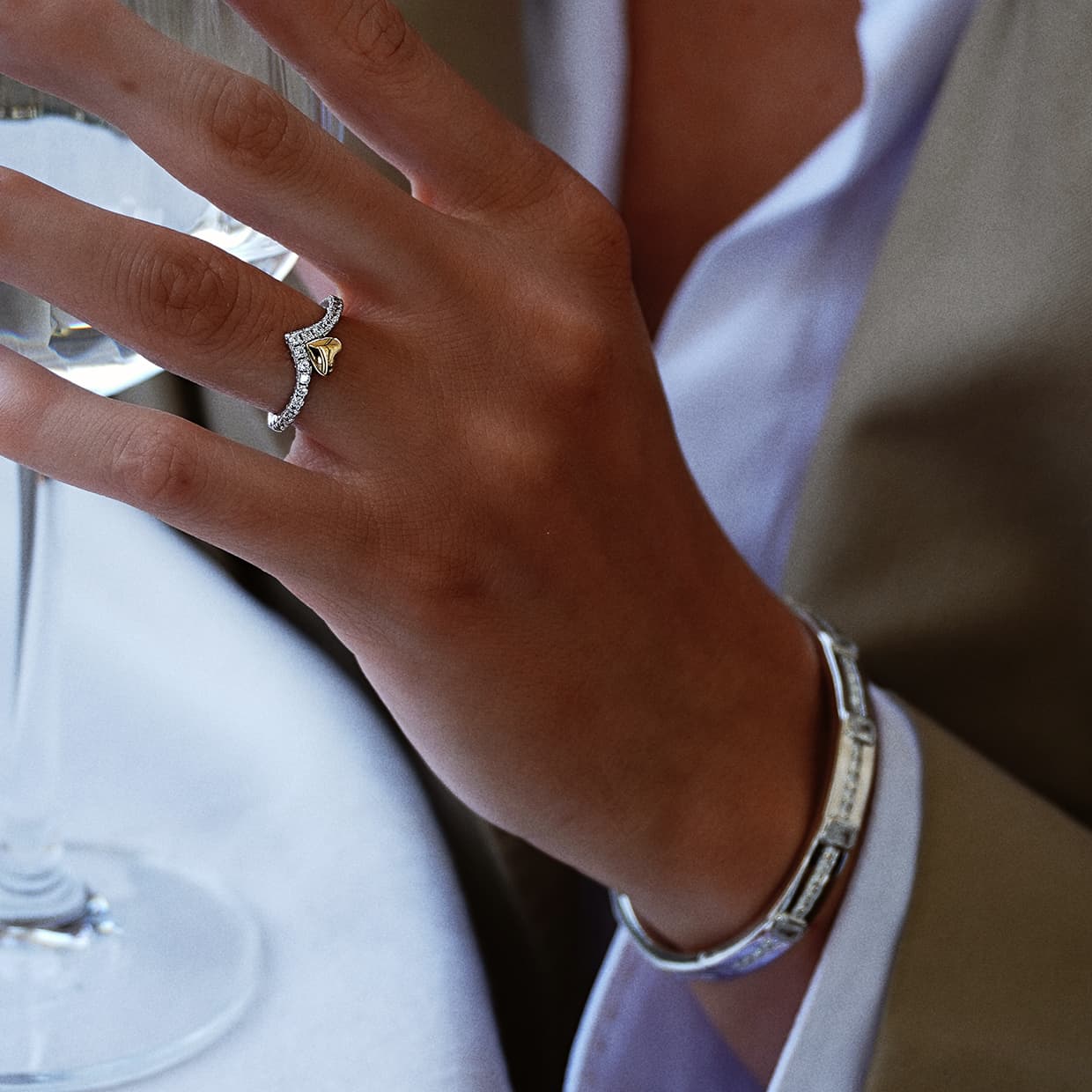 V-hjerte alliancering med diamanter i guld og hvidguld